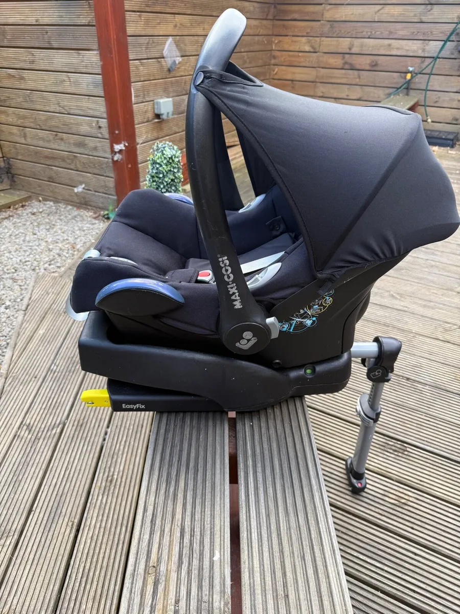 Maxi Cosy car seat and iso fix base - Image 2