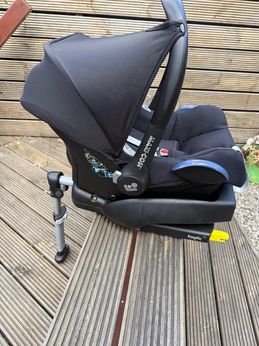 Maxi Cosy car seat and iso fix base - Image 3