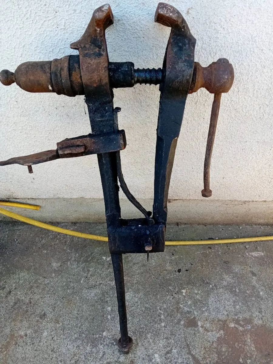 ANTIQUE BLACKSMITHS LEG VICE - Image 1