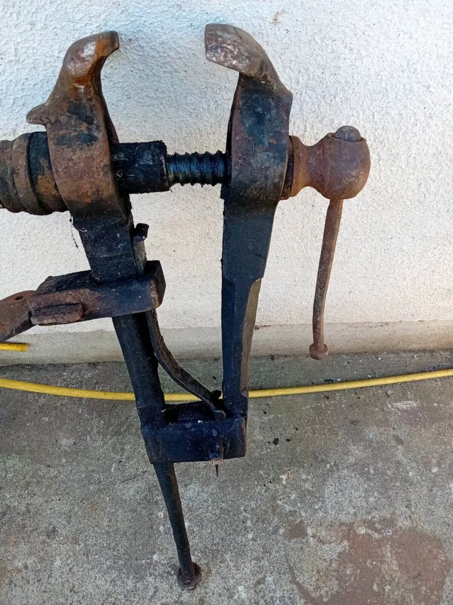 ANTIQUE BLACKSMITHS LEG VICE - Image 3