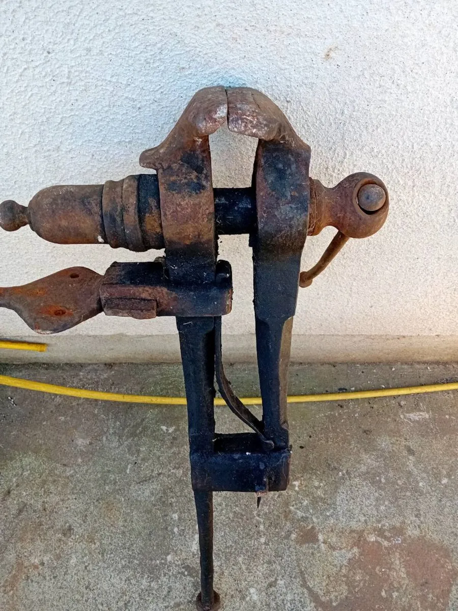 ANTIQUE BLACKSMITHS LEG VICE - Image 4