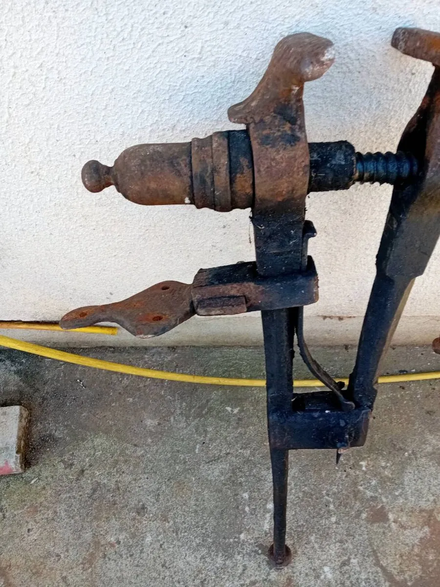 ANTIQUE BLACKSMITHS LEG VICE - Image 2