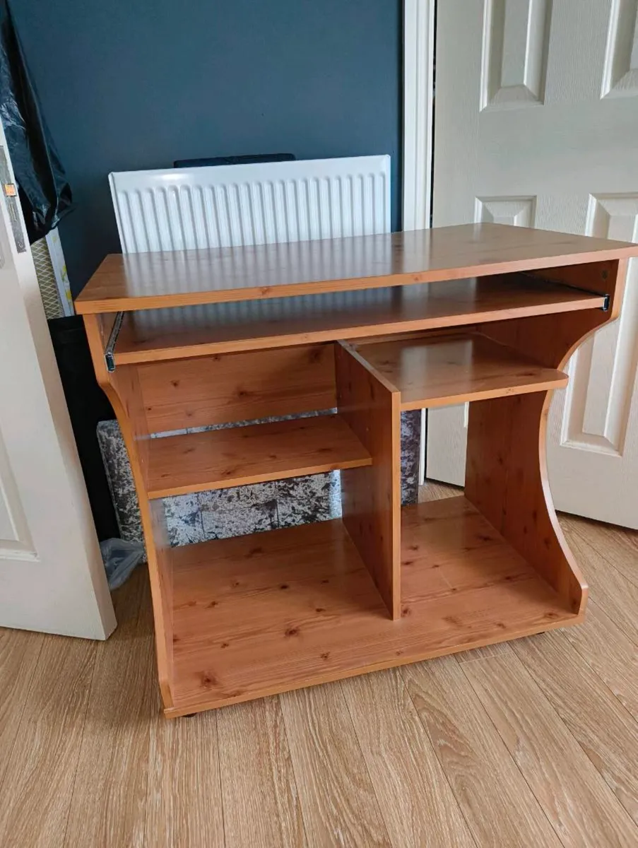 Computer desk - Image 1