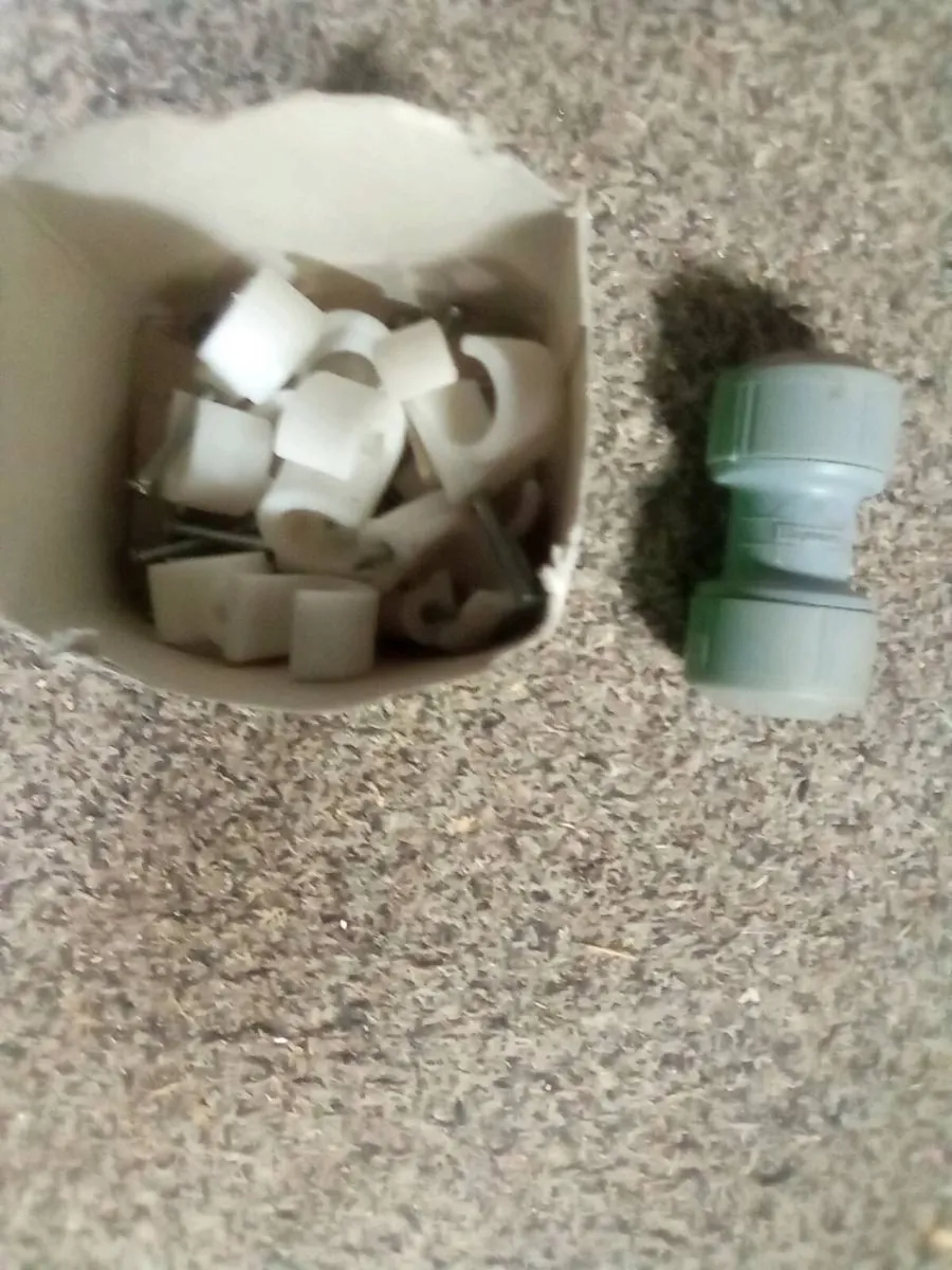 5.  METRES.  QUALPLAST.  PIPING. CLIPS.   FITTING. - Image 2