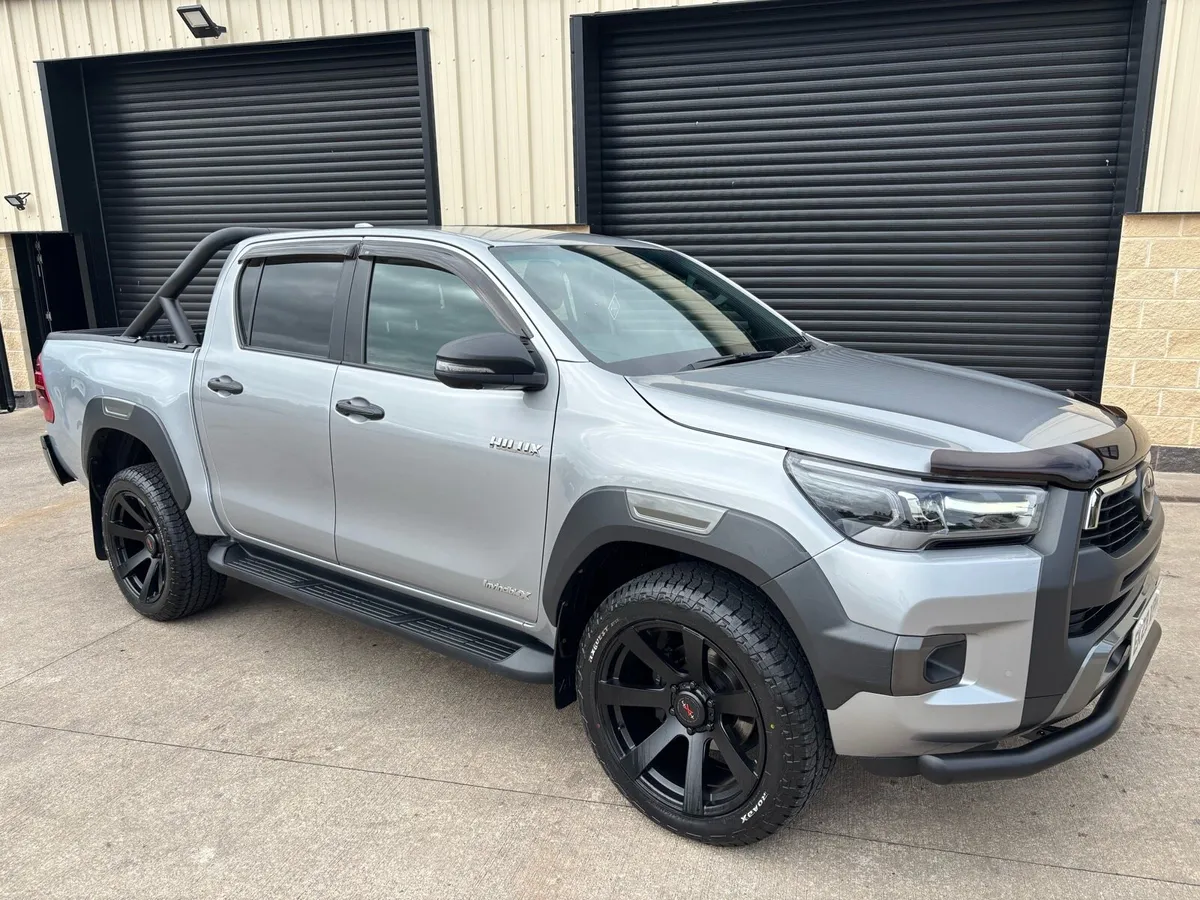 2023 TOYOTA HILUX 2.8 D4D INVINCIBLE X AUTO - Image 3