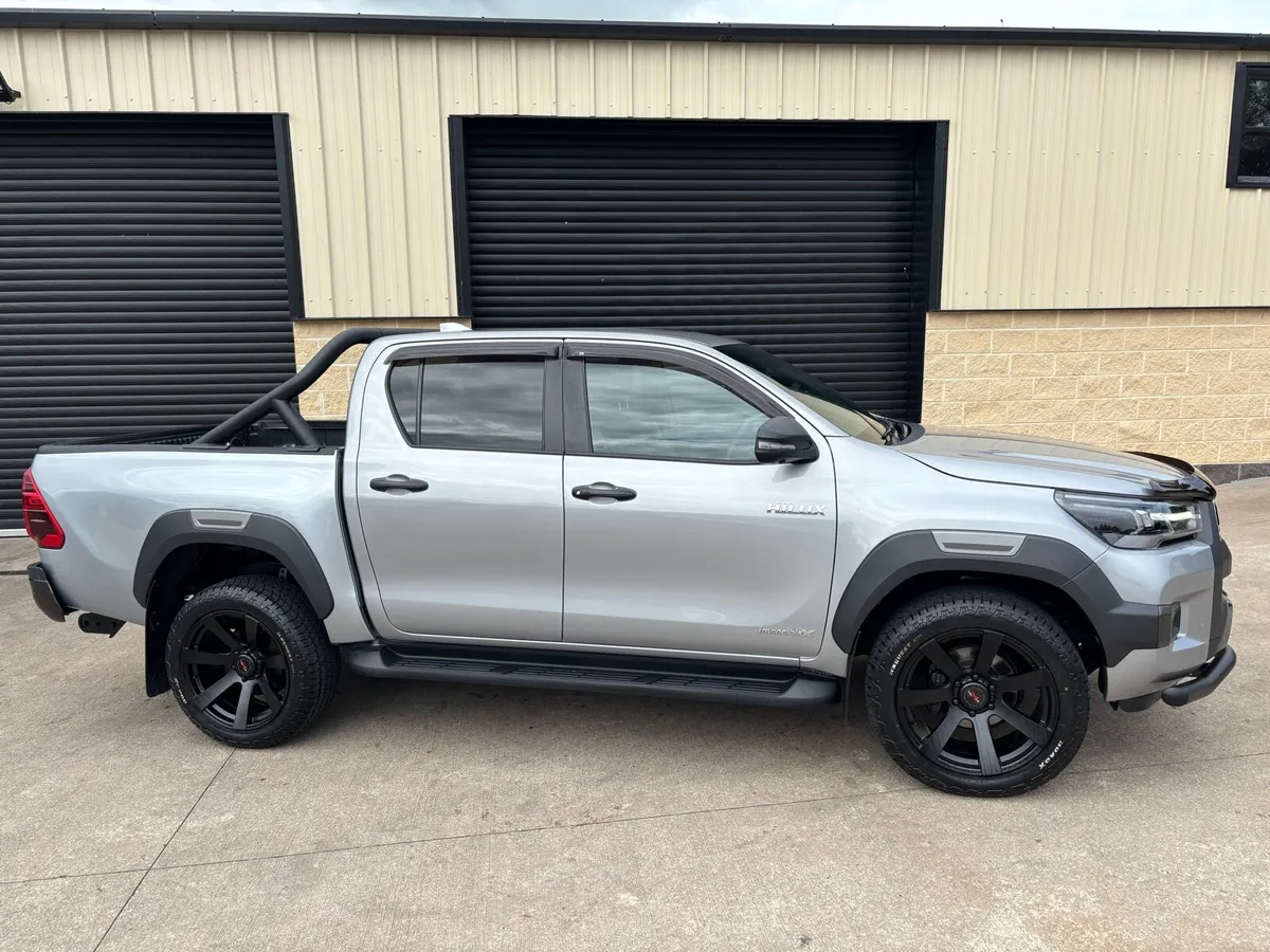 2023 TOYOTA HILUX 2.8 D4D INVINCIBLE X AUTO - Image 4