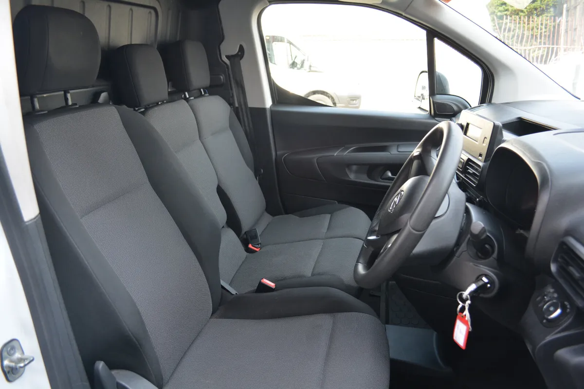 Opel Combo - 3 seat - Image 4