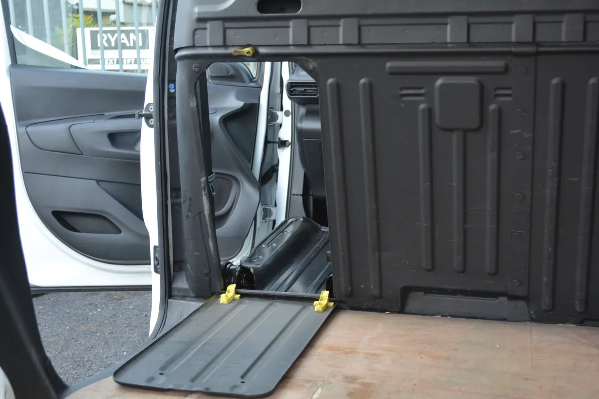 Opel Combo - 3 seat - Image 3