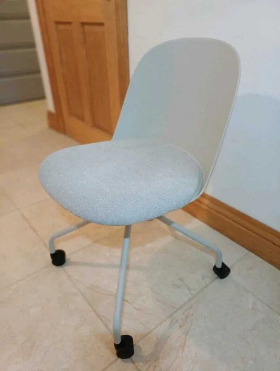 Mariolina Design Eggs Chair - Image 2