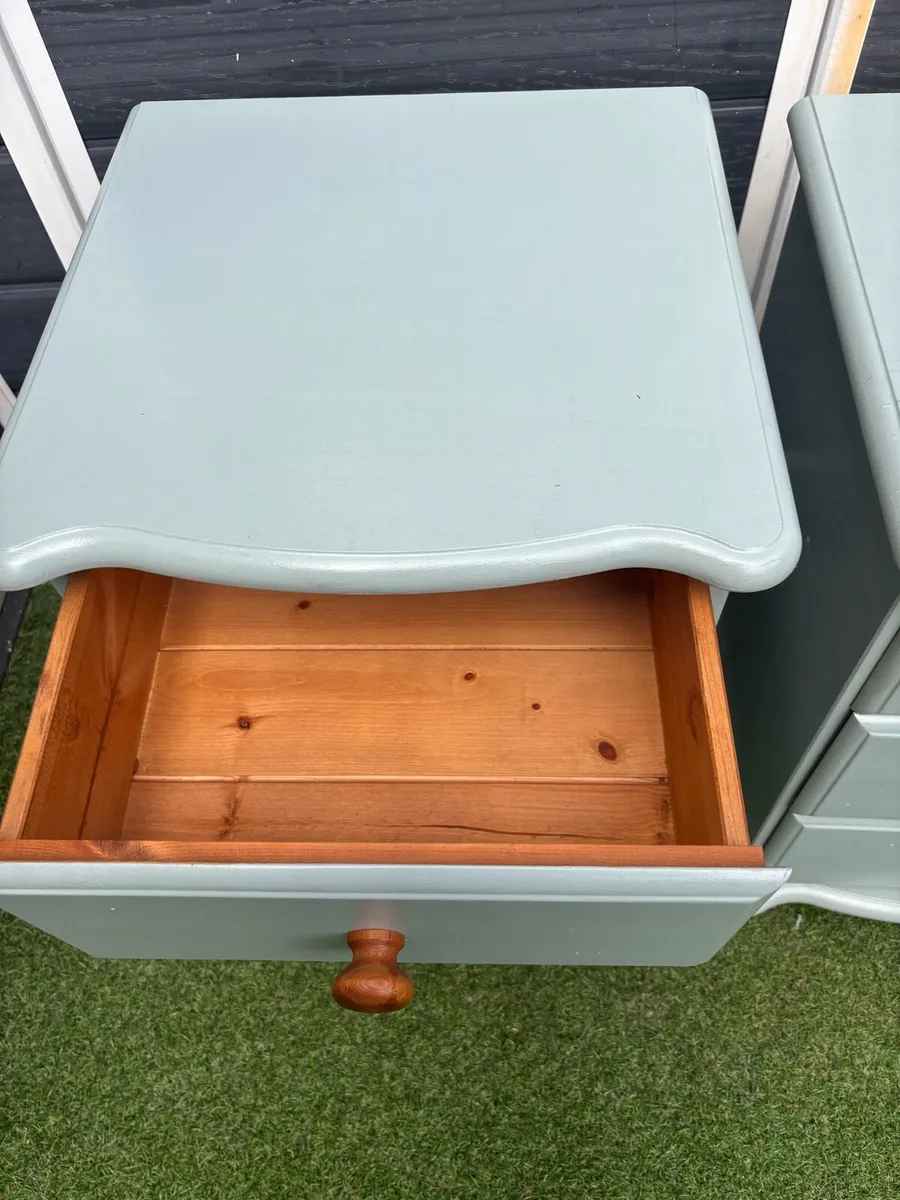 Pair of bedside lockers - Image 2
