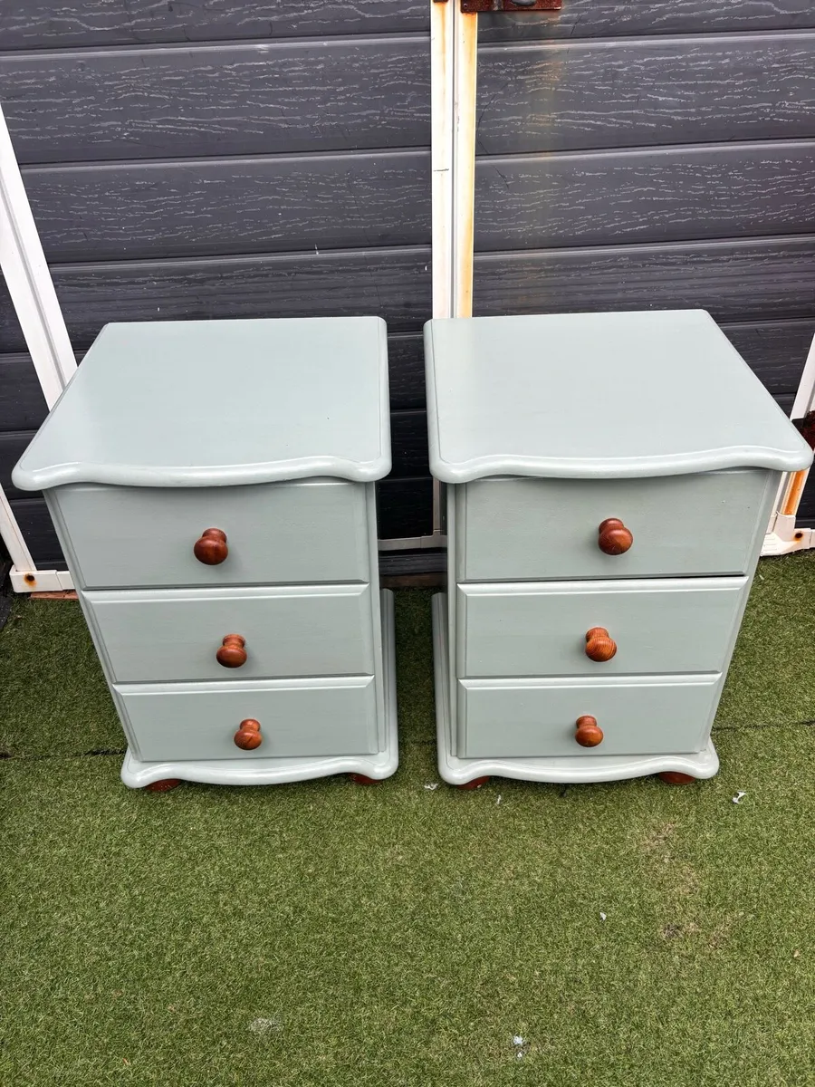 Pair of bedside lockers - Image 1