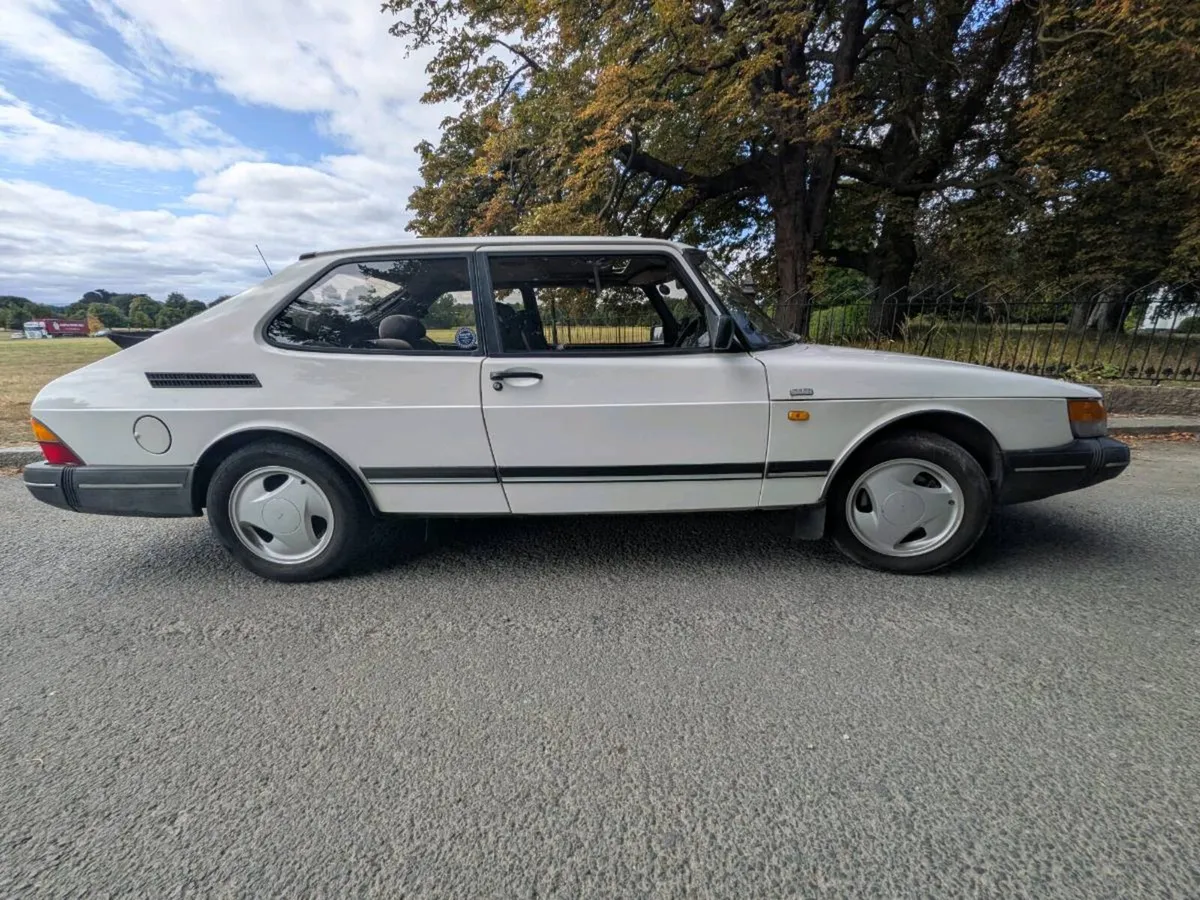 Classic Saab 900 - Image 2