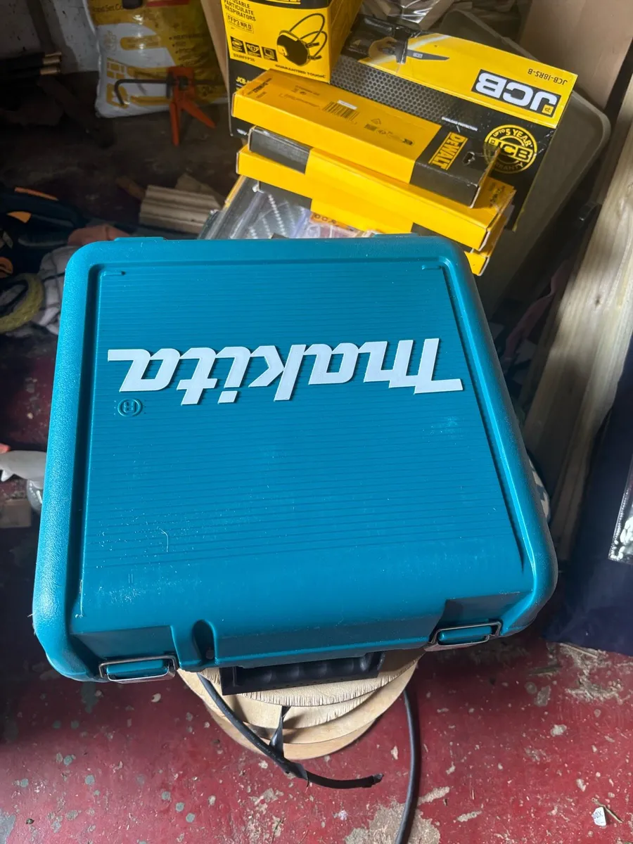 Makita rp0900x 110v router - Image 2