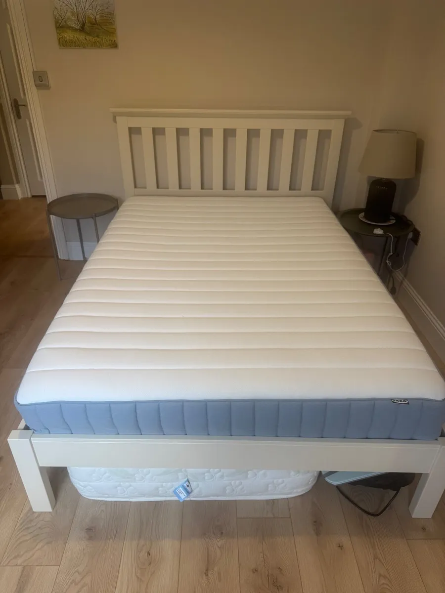 Double bed and mattress like new - Image 2