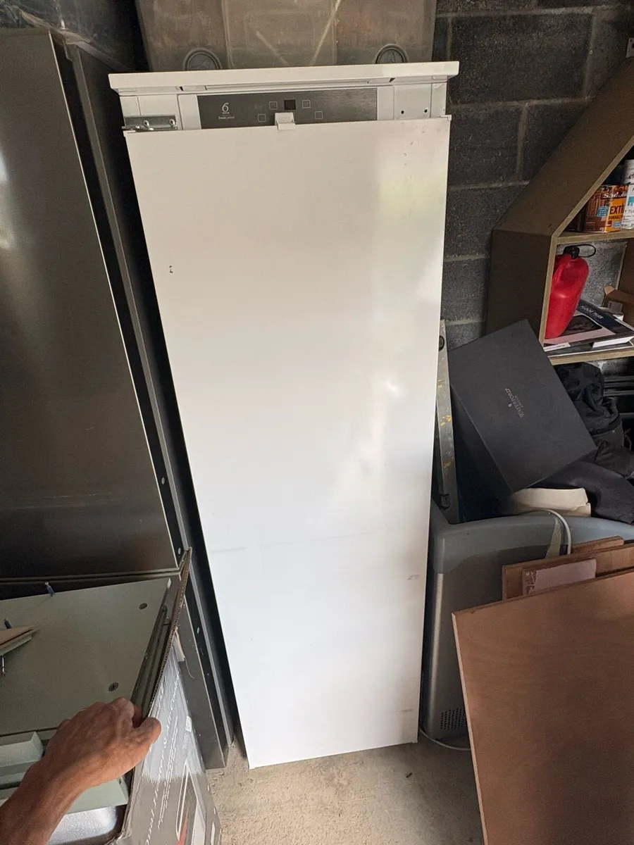 Intergraded fridge - Image 1