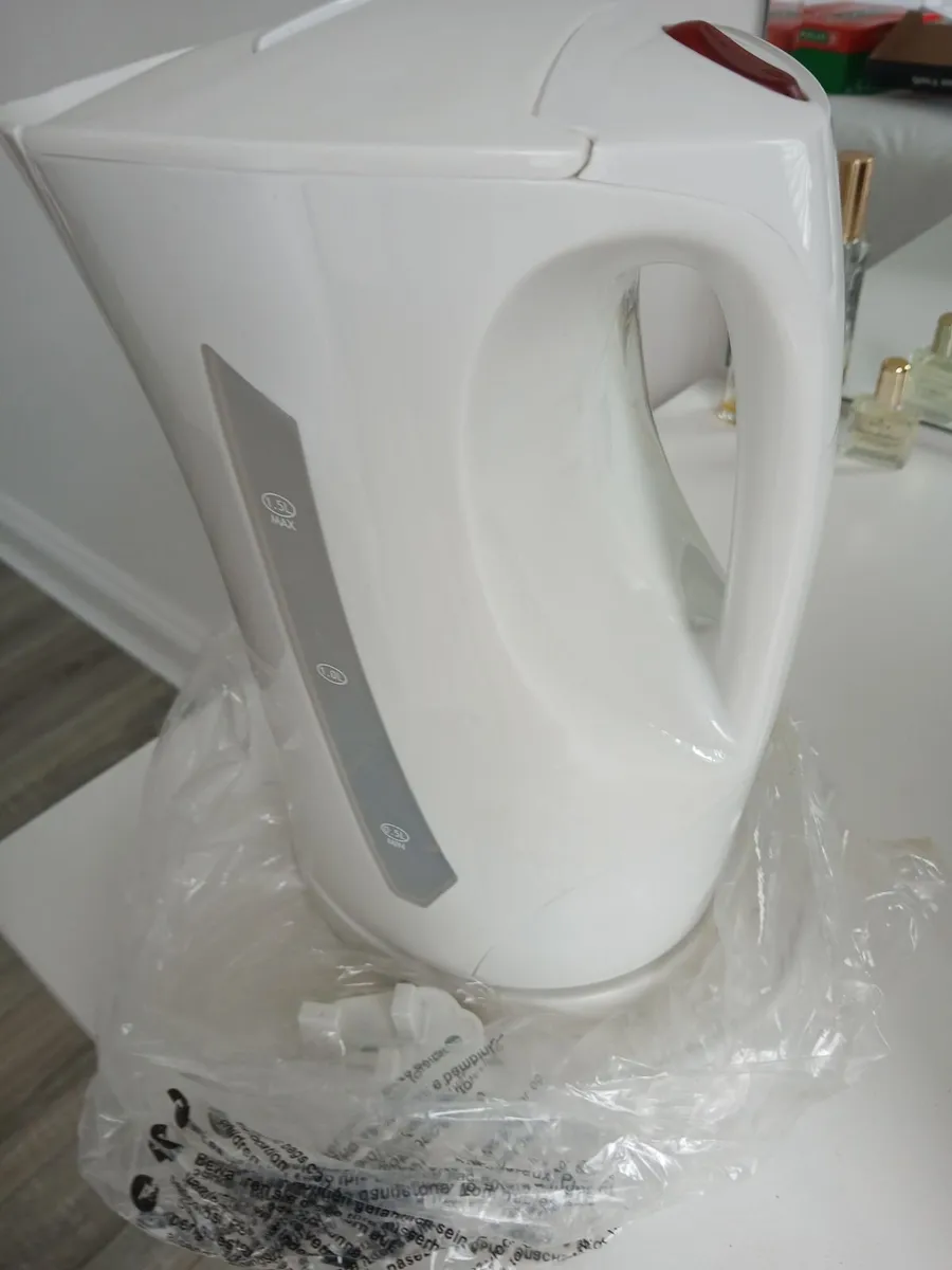 Electric kettles x 2 - Image 1