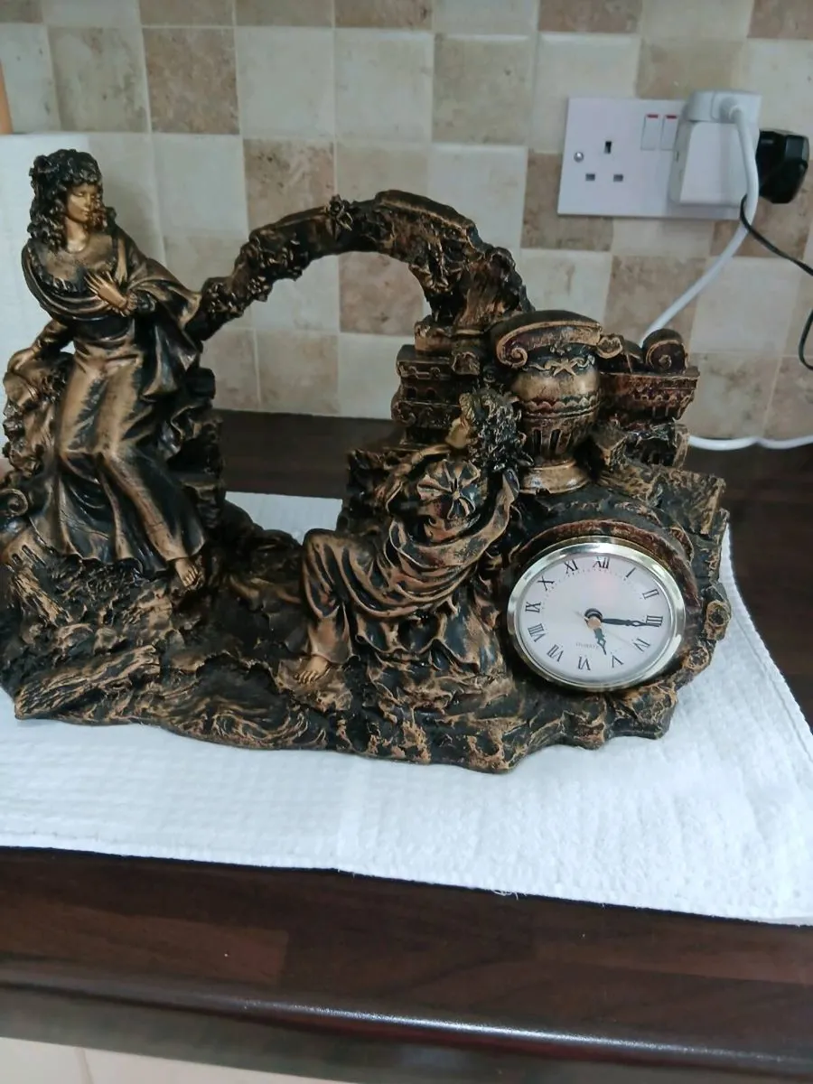 DECORATIVE MANTLE CLOCK - Image 1