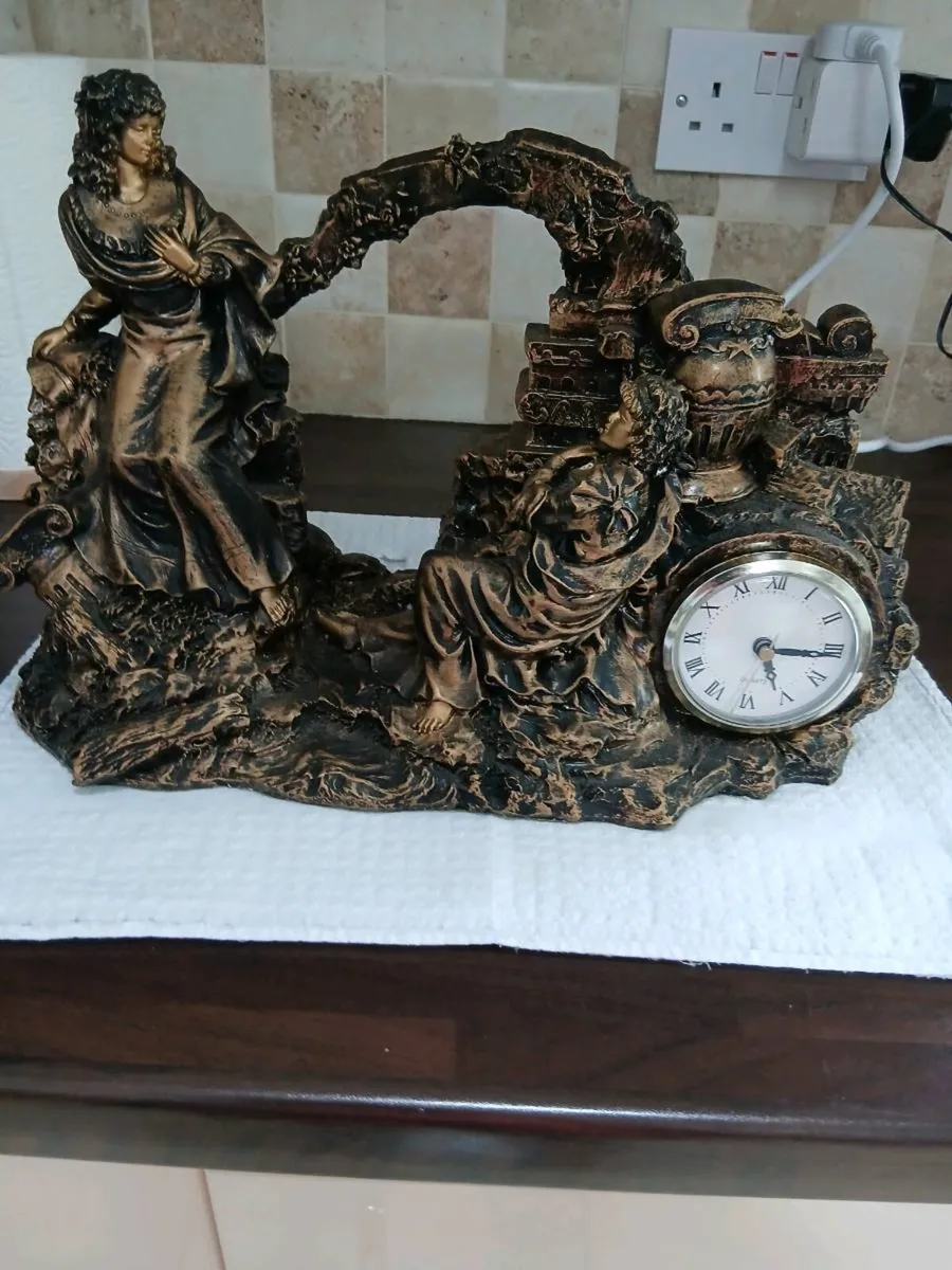 DECORATIVE MANTLE CLOCK - Image 2