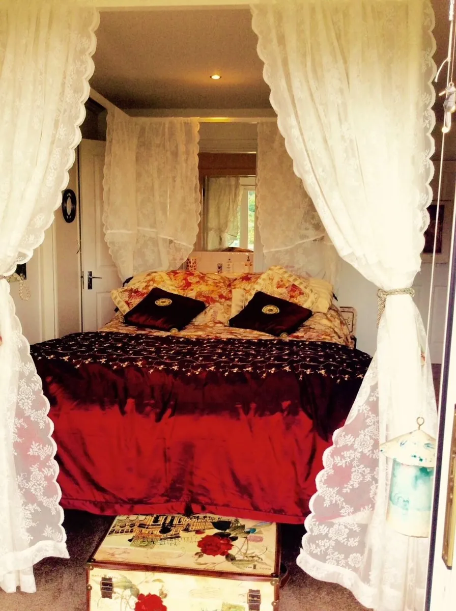 Four 4 Poster Bed with 4 Lace Curtains - Image 1