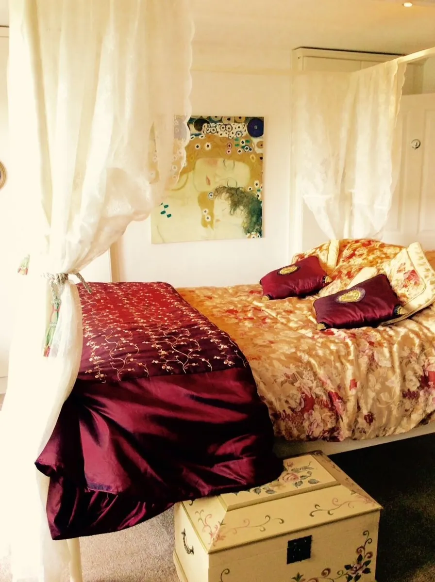Four 4 Poster Bed with 4 Lace Curtains - Image 2