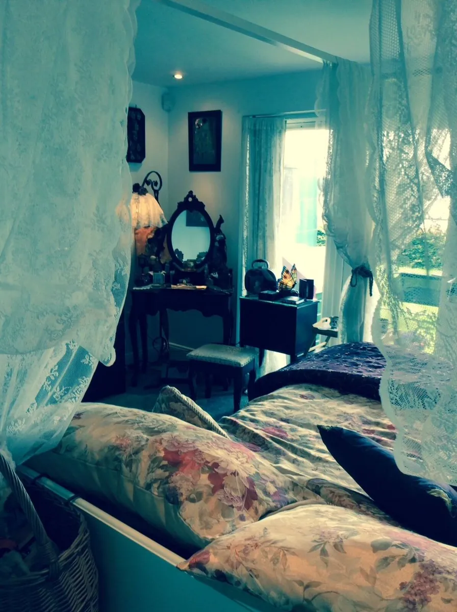 Four 4 Poster Bed with 4 Lace Curtains - Image 3