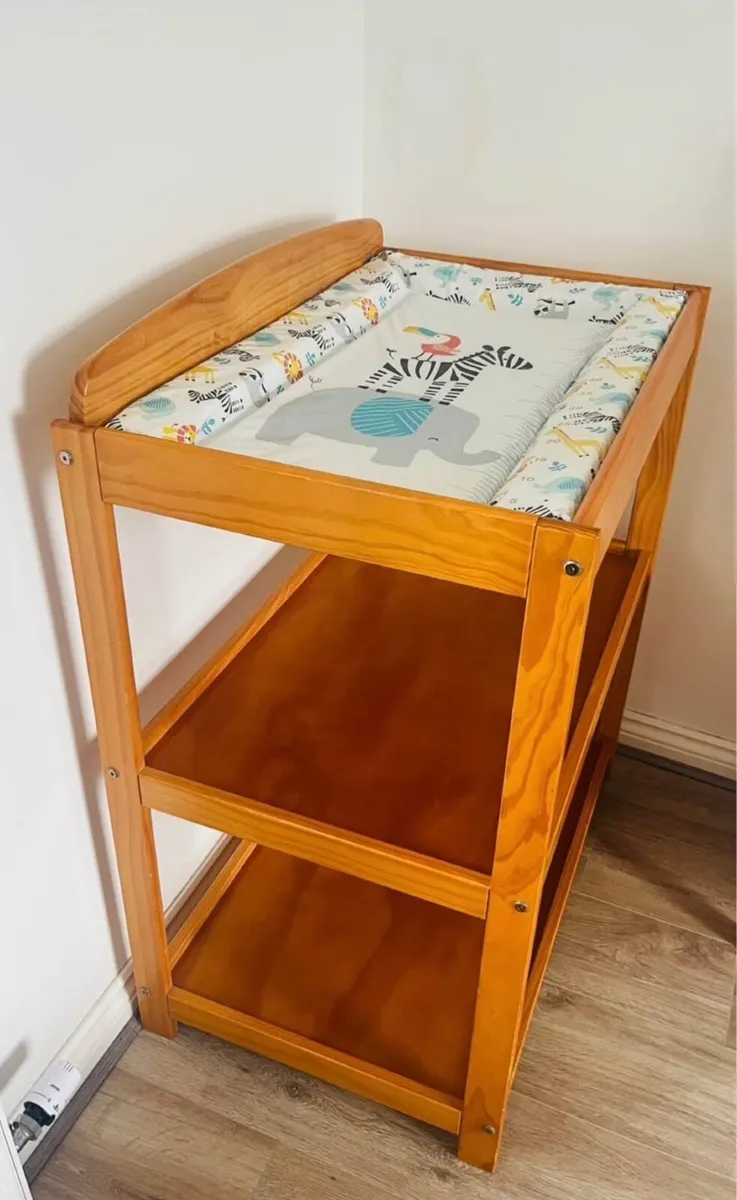 Baby changing table - Image 1