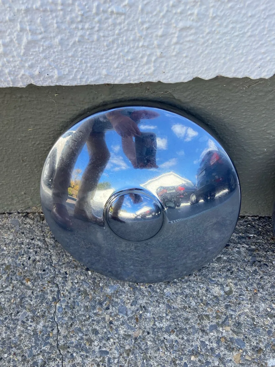 Chrome Hubcaps excellent - Image 4