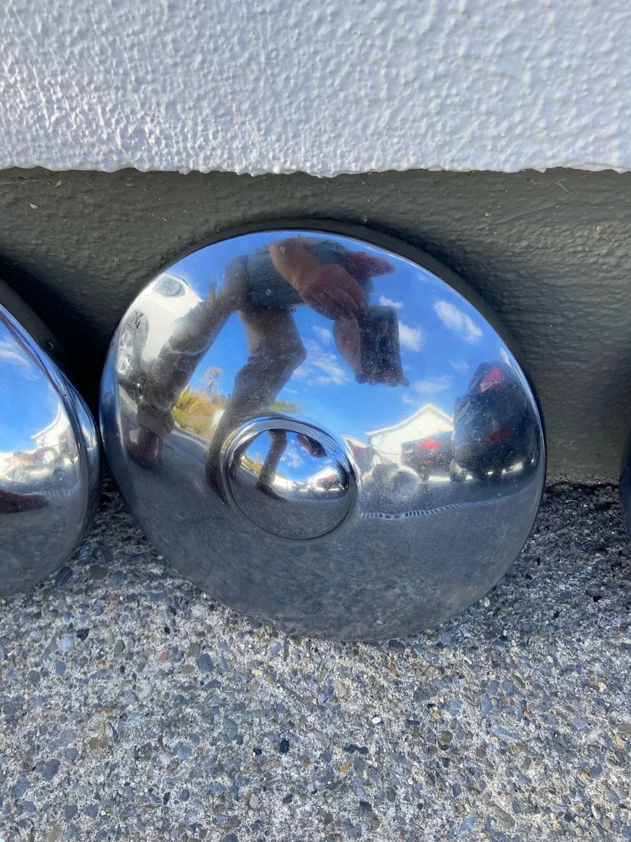 Chrome Hubcaps excellent - Image 2