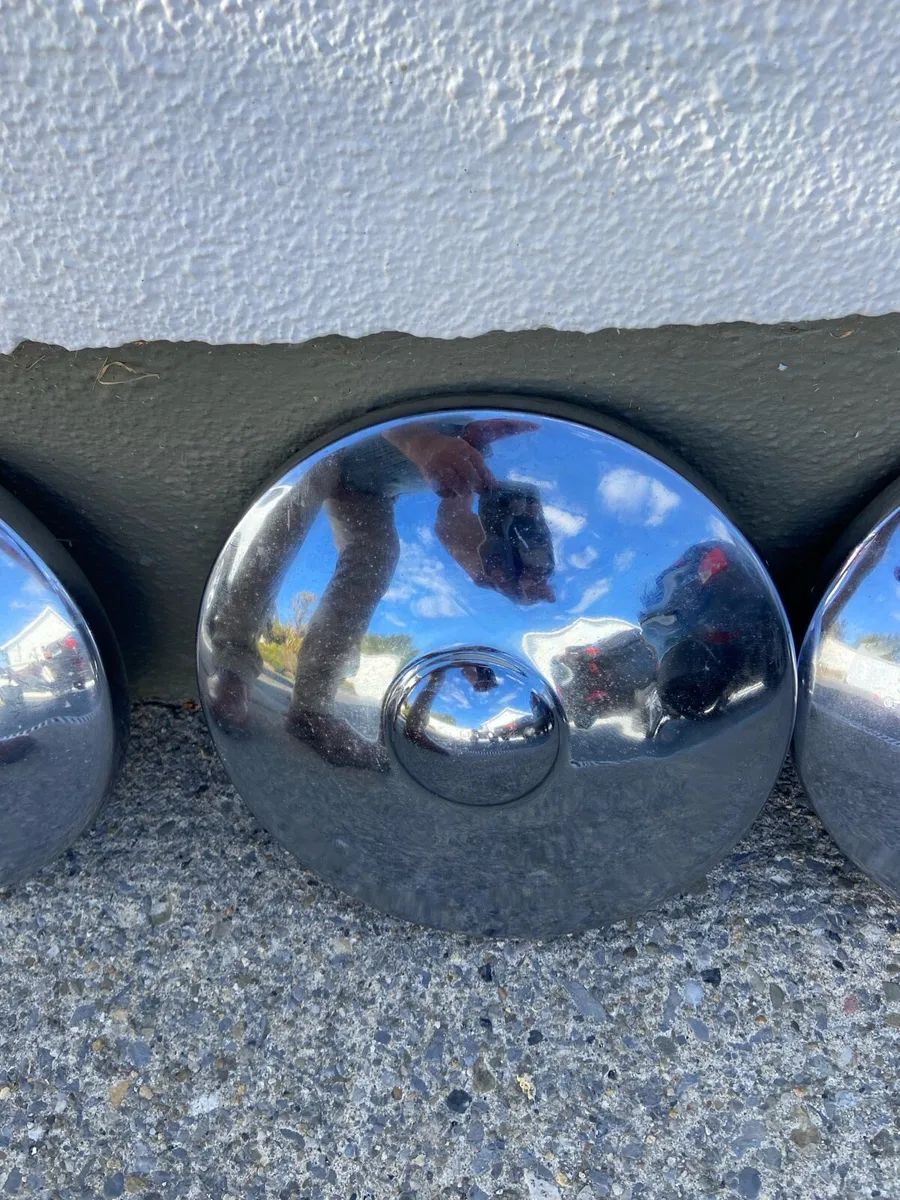 Chrome Hubcaps excellent - Image 3