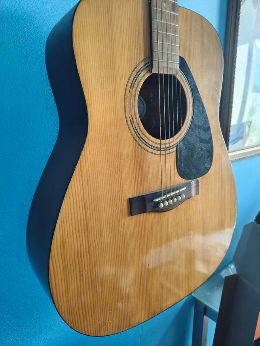 Yamaha F310 acoustic guitar - Image 3