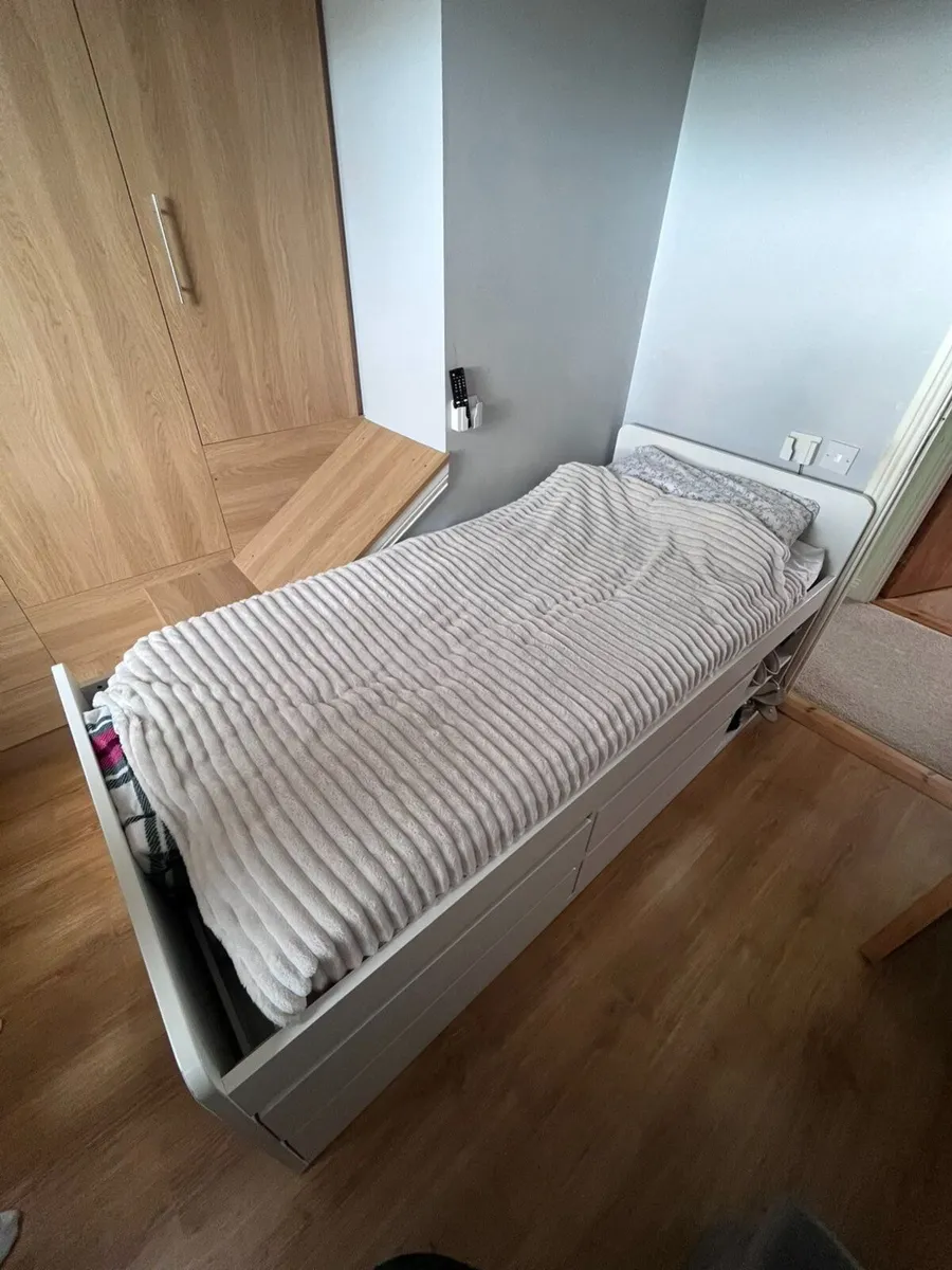 Single bed - Image 1