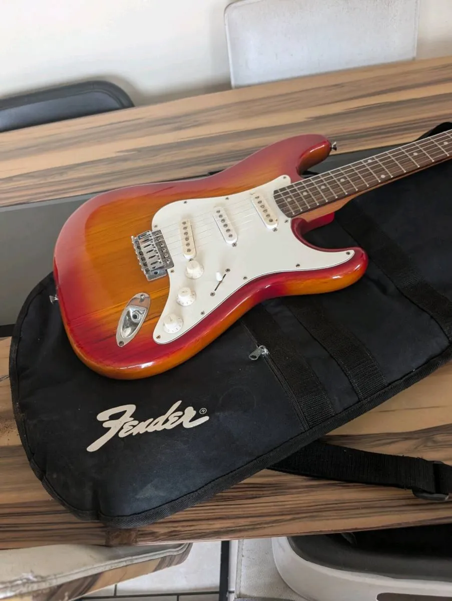 Vintage samick 1994 samick Stratocaster guitar - Image 4