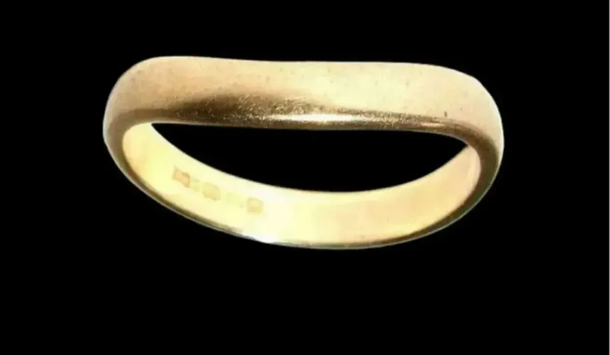 Vintage Hallmarked 9ct Gold 'Wave' Ring - Image 1