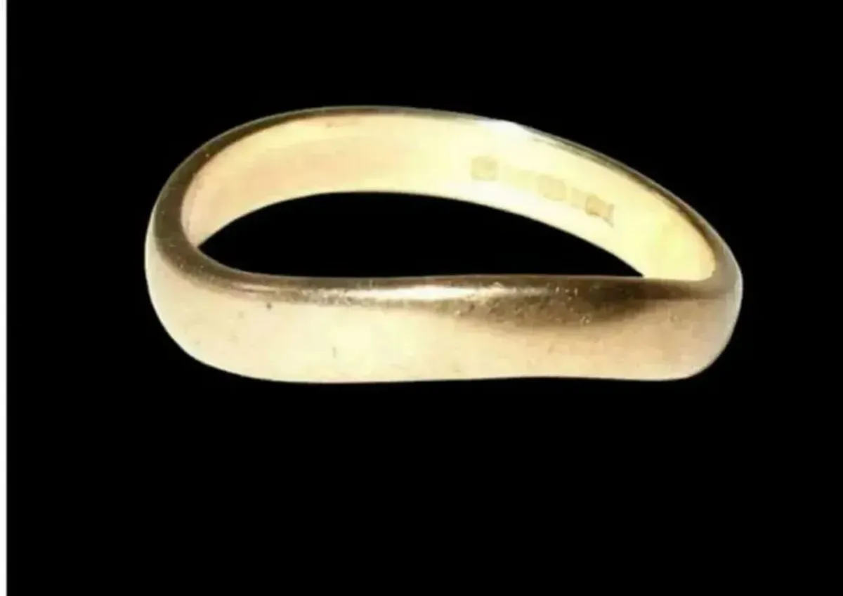 Vintage Hallmarked 9ct Gold 'Wave' Ring - Image 2