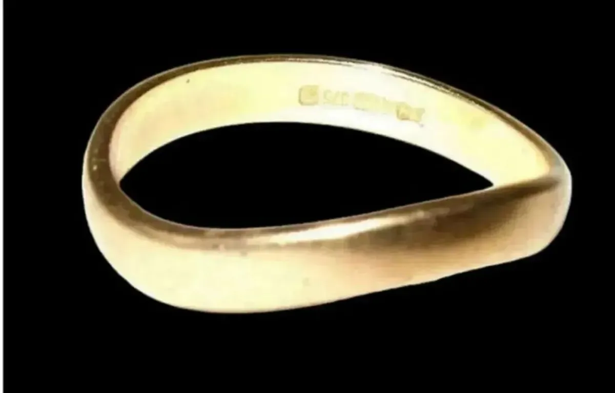 Vintage Hallmarked 9ct Gold 'Wave' Ring - Image 3