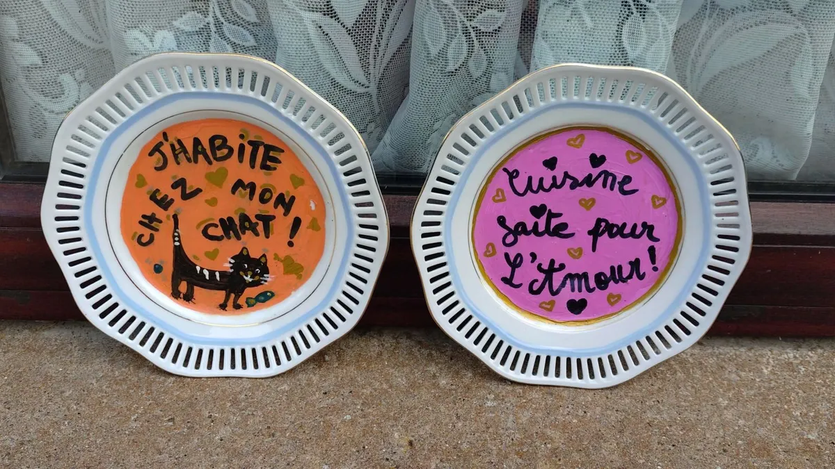 2 FANCY PAINTED SIDE PLATES (USED). - Image 1