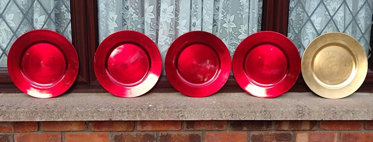 5 LARGE PLASTIC PLATES (USED). - Image 1