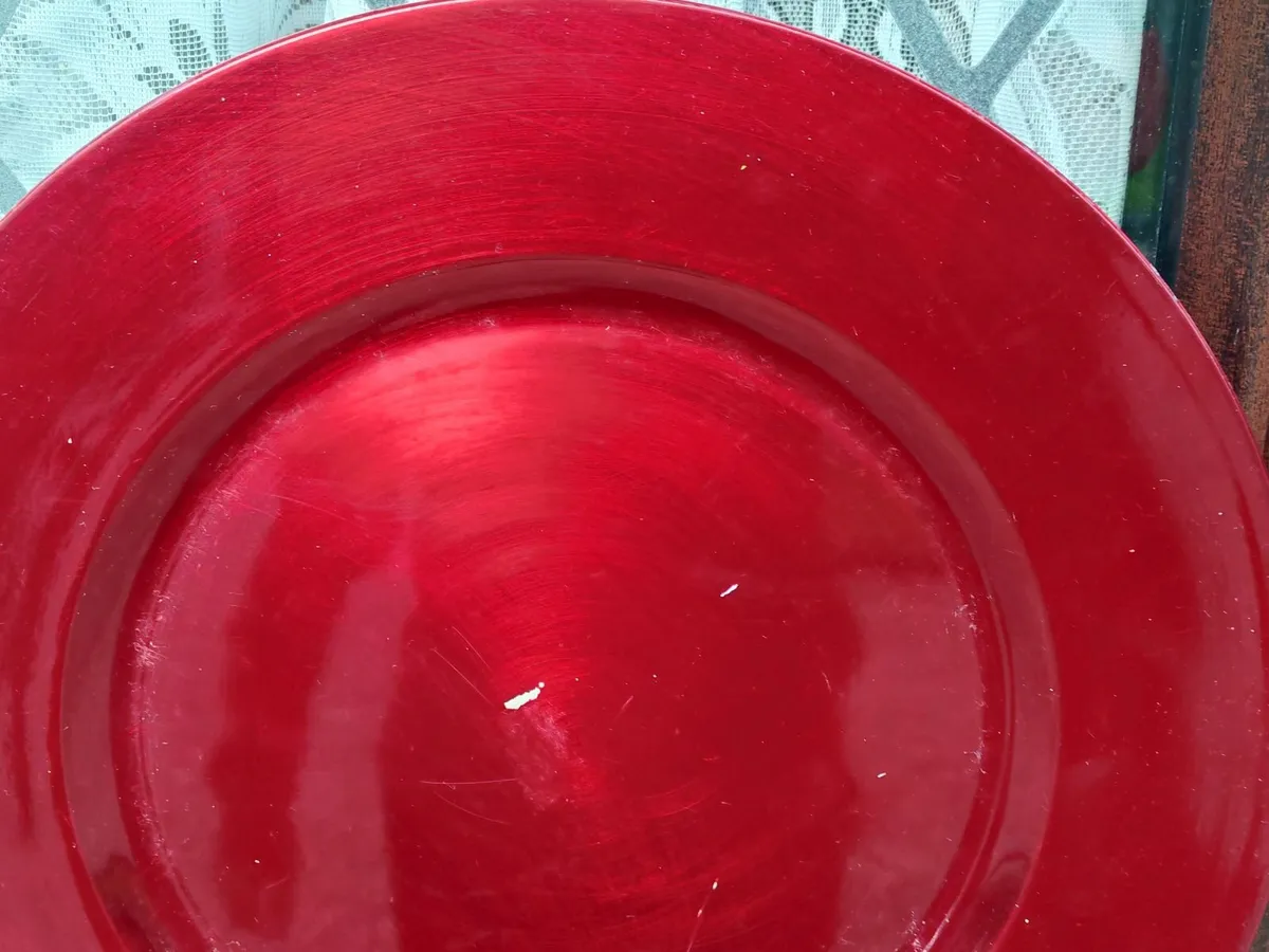 5 LARGE PLASTIC PLATES (USED). - Image 2