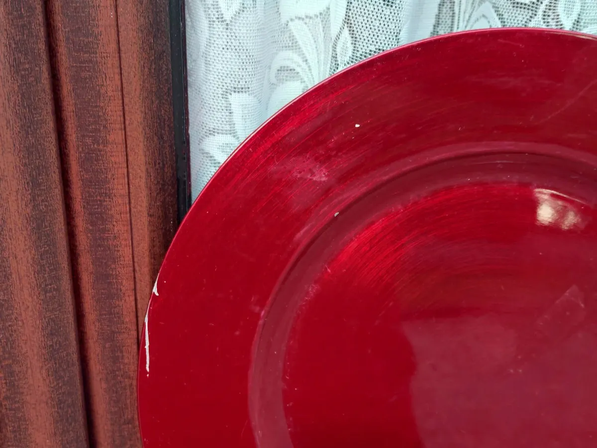 5 LARGE PLASTIC PLATES (USED). - Image 3