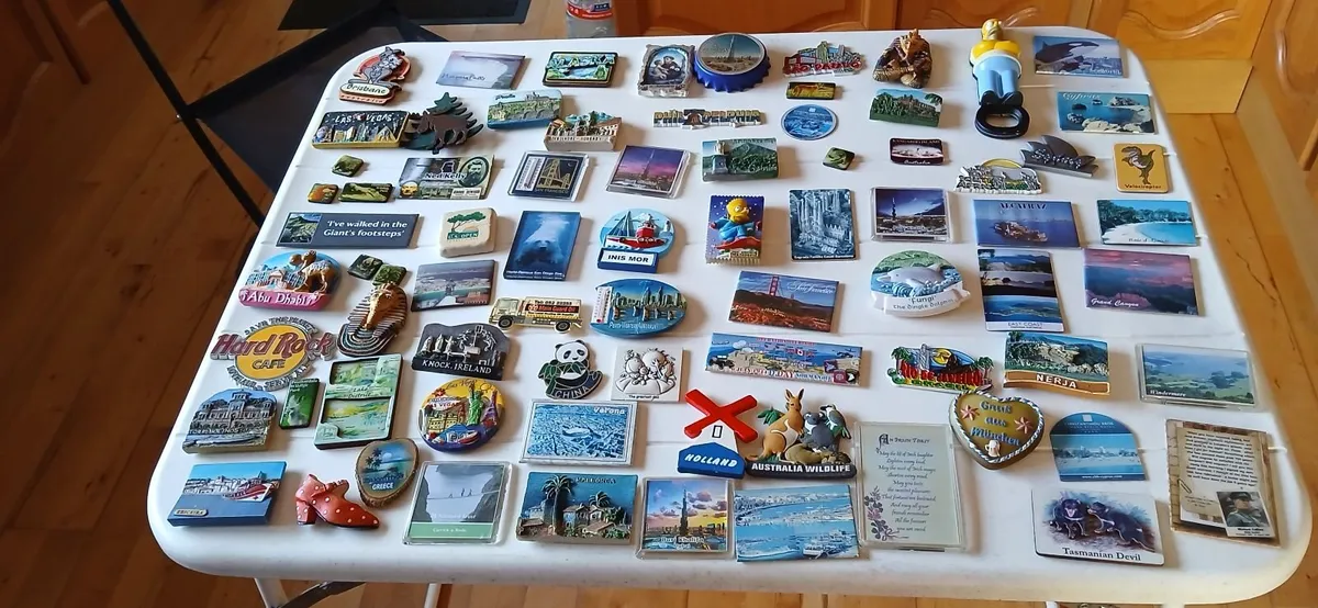 A COLLECTION OF FRIDGE MAGNETS - Image 1