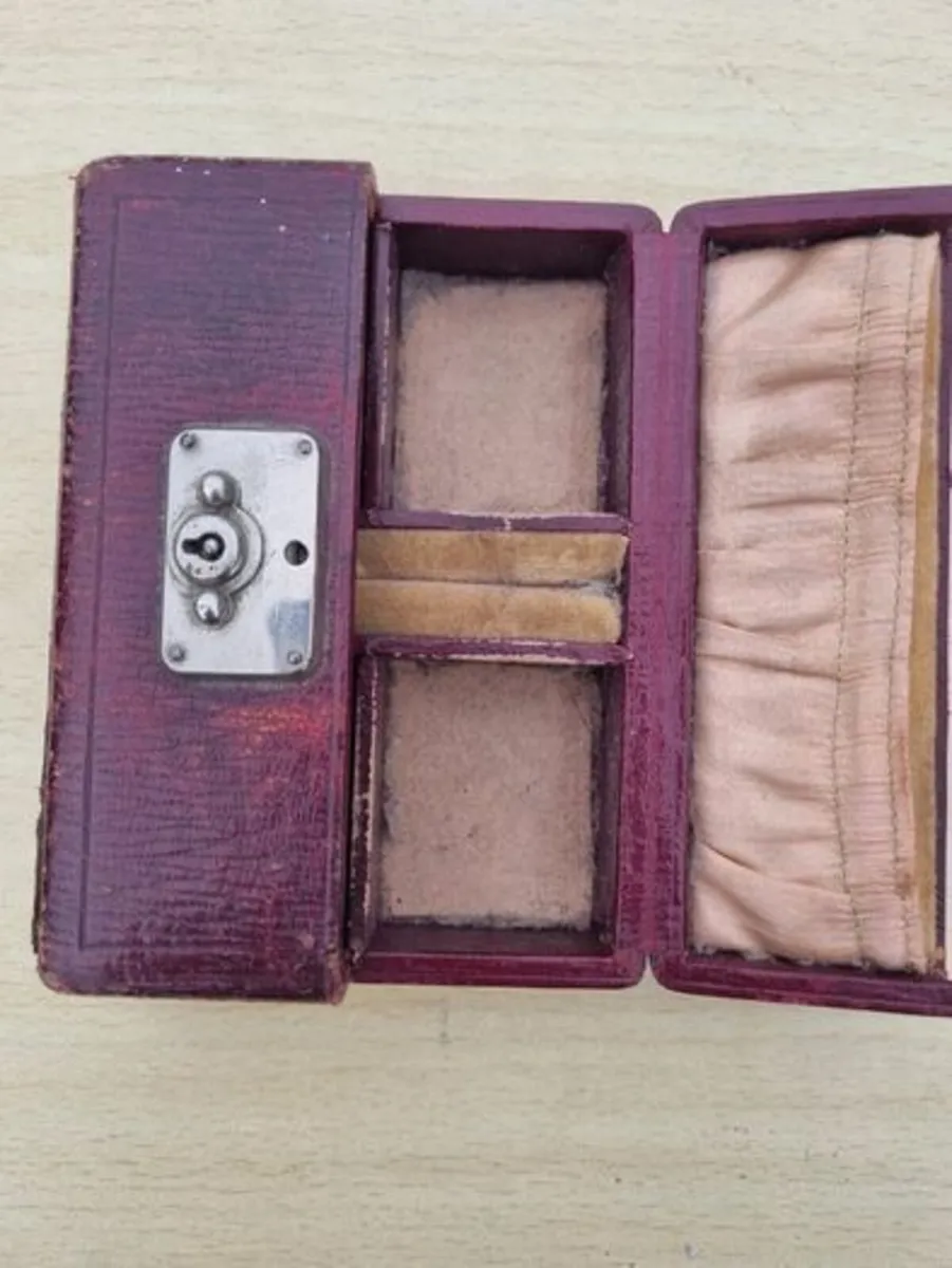 Antique leather case for small jewelry and a watch - Image 1