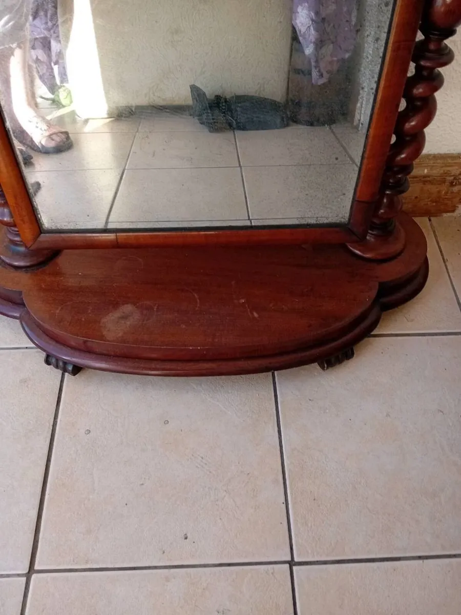 ANTIQUE AND COLLECTABLES - Image 2