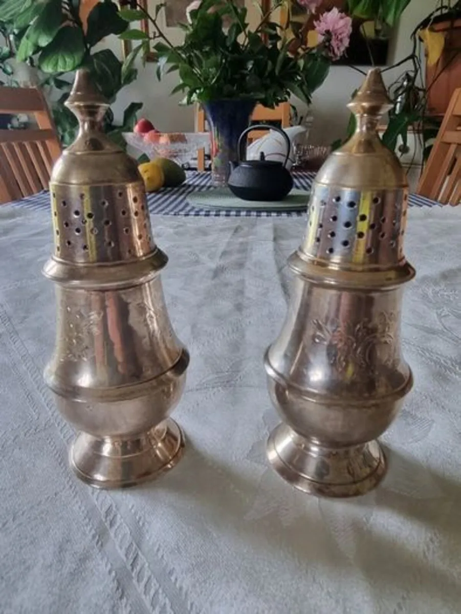 Vintage  pair of silver-plated shakers - Image 2