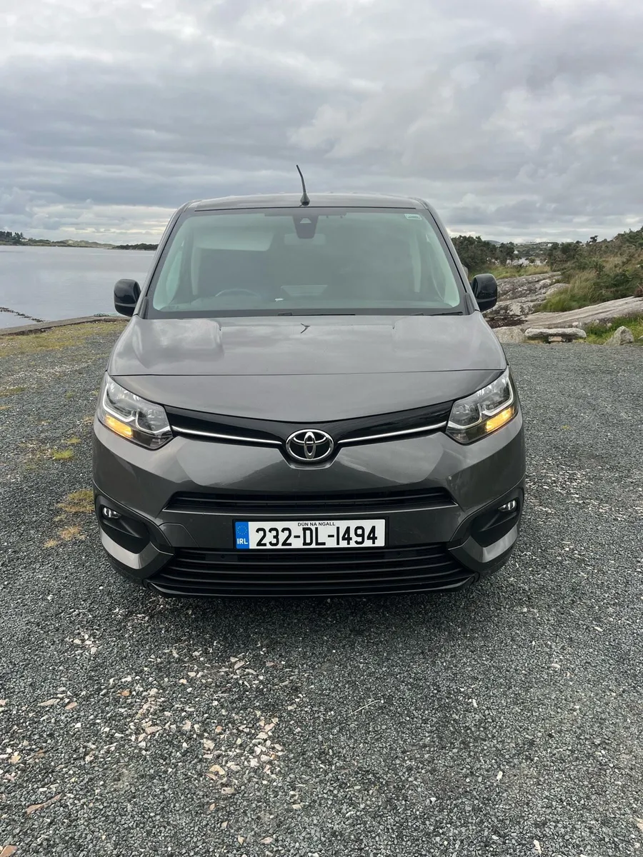 2023 Toyota proace city exclusive. Automatic. - Image 2