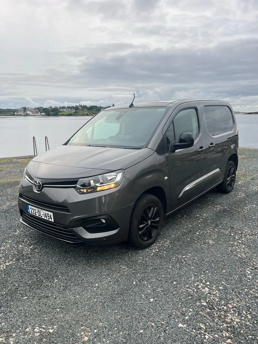 2023 Toyota proace city exclusive. Automatic. - Image 3