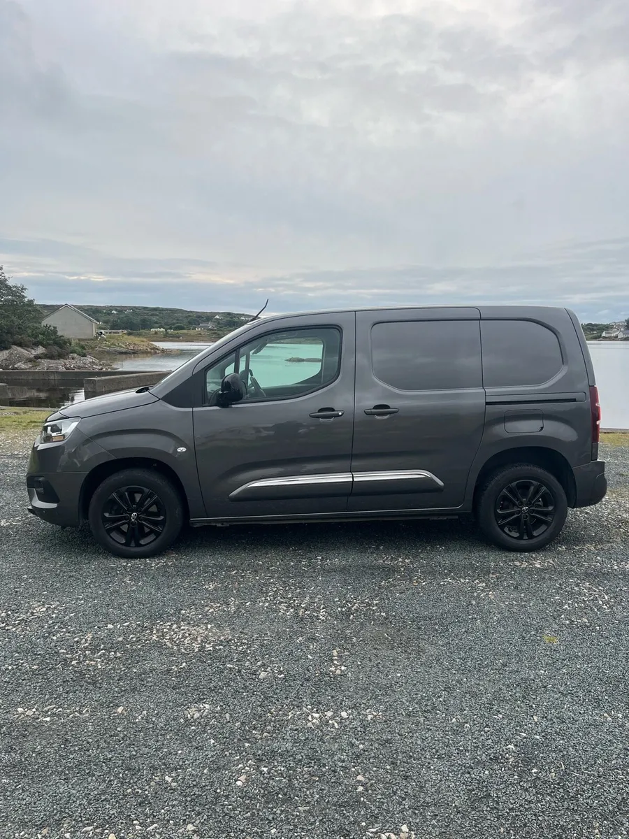 2023 Toyota proace city exclusive. Automatic. - Image 4