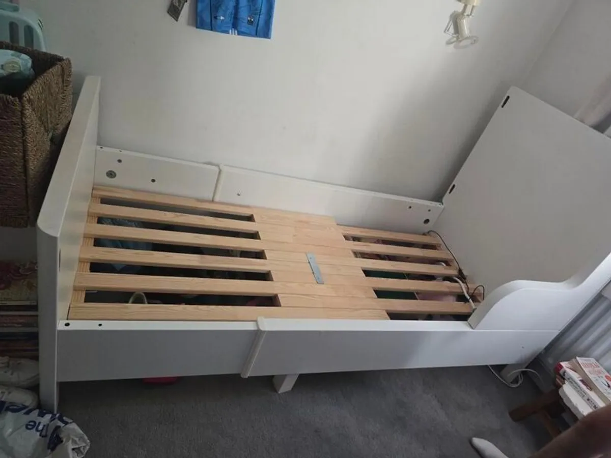 Extendable kids bed.