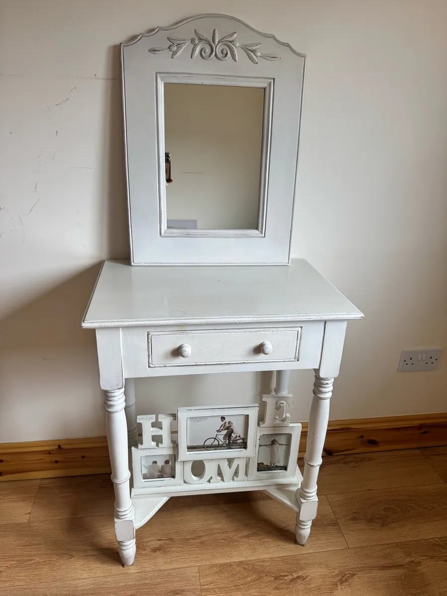 Dressing table - Image 1