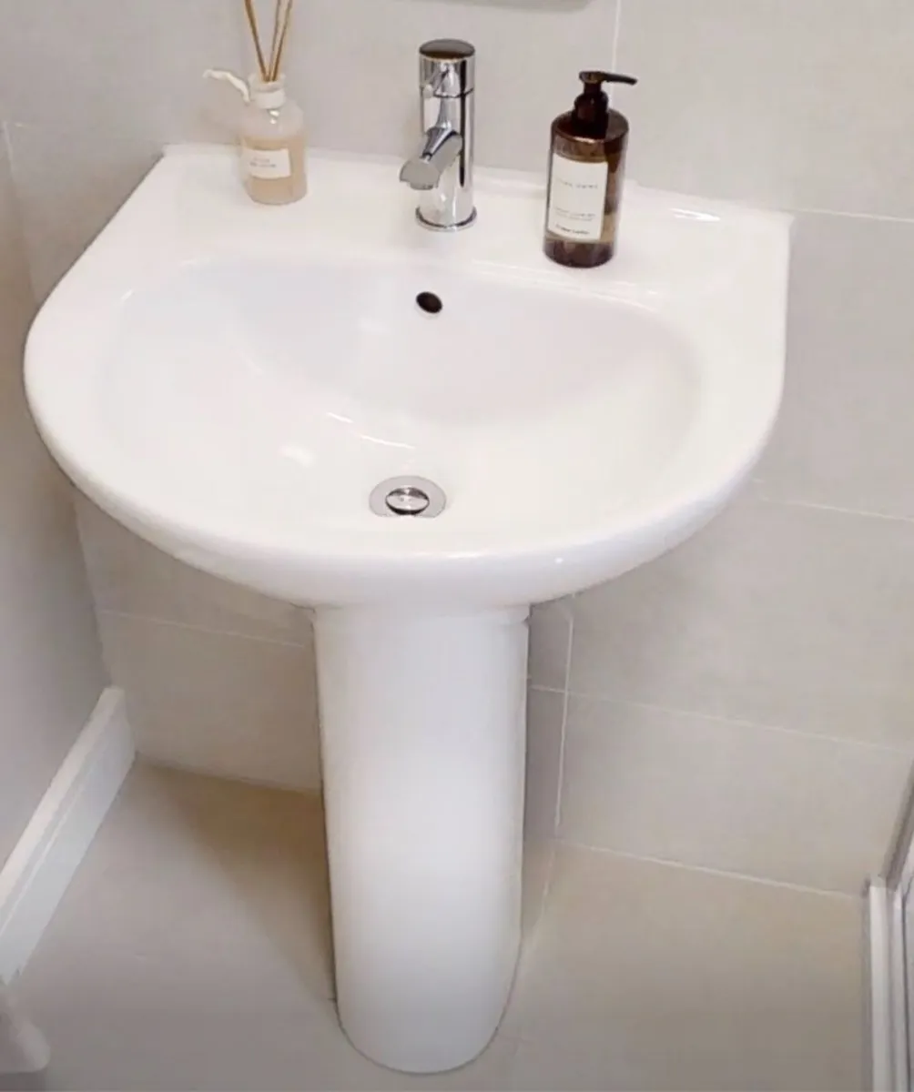 White bathroom wash basin/sink