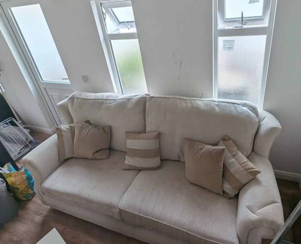 4 seater sofa and 2 matching chairs - Image 1